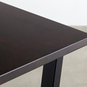 Kanademonoのラバーウッドブラックブラウン天板とブラックのトラペゾイド鉄脚で製作した、猫穴付きのテーブル（角）