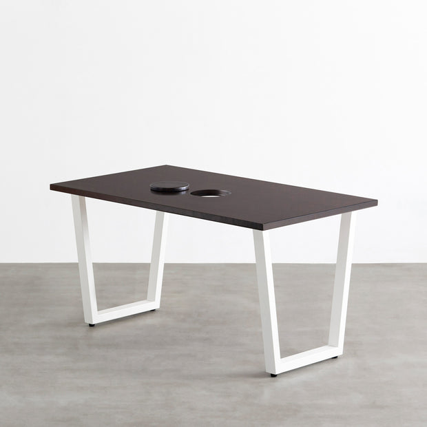 Kanademonoのラバーウッドブラックブラウン天板とホワイトのトラペゾイド鉄脚で製作した、猫穴付きのテーブル