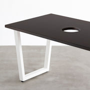 Kanademonoのラバーウッドブラックブラウン天板とホワイトのトラペゾイド鉄脚で製作した、猫穴付きのテーブル（天板と脚）