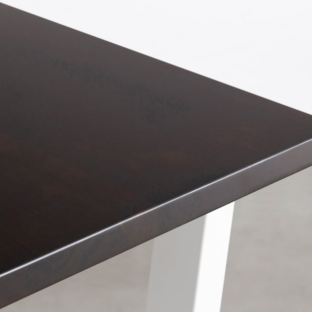 Kanademonoのラバーウッドブラックブラウン天板とホワイトのトラペゾイド鉄脚で製作した、猫穴付きのテーブル（角）
