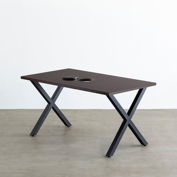 Kanademonoのラバーウッドブラックブラウン天板とブラックのXライン鉄脚で製作した、猫穴付きのテーブル