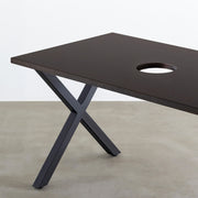 Kanademonoのラバーウッドブラックブラウン天板とブラックのXライン鉄脚で製作した、猫穴付きのテーブル（角）