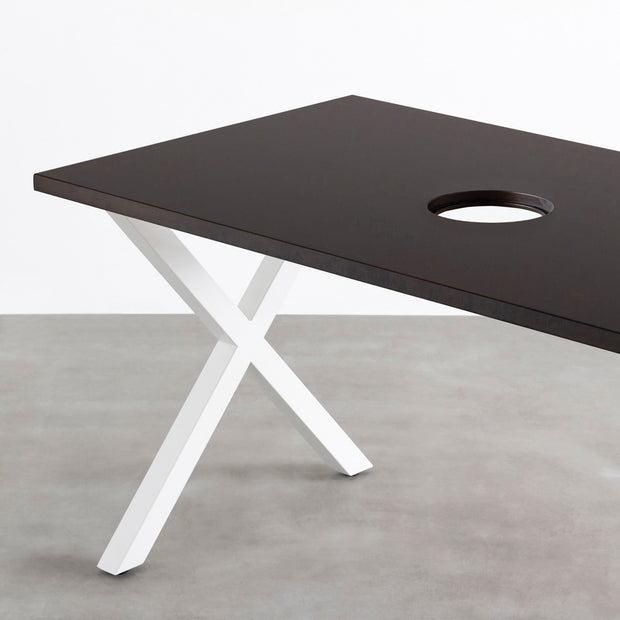 Kanademonoのラバーウッドブラックブラウン天板とホワイトのXライン鉄脚で製作した、猫穴付きのテーブル（天板と脚）