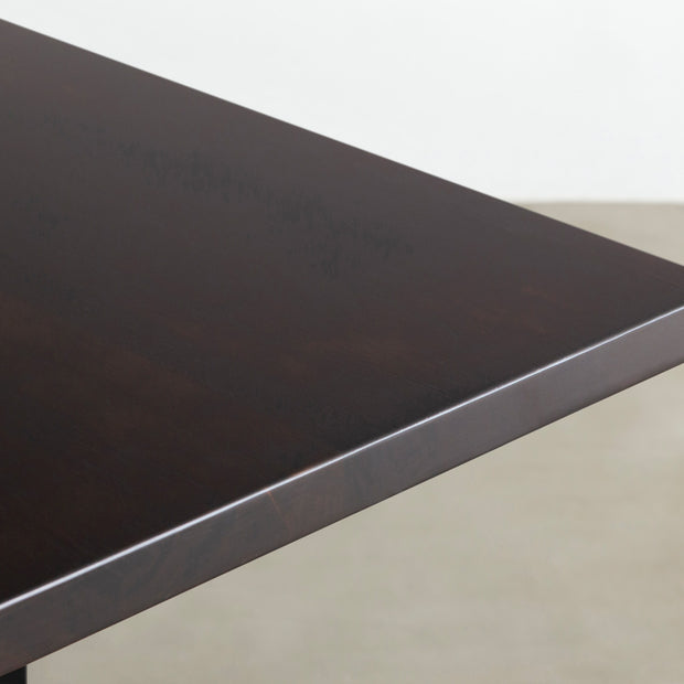 KANADEMONOのワイヤーバスケット付きのラバーウッド材ブラックブラウンカラー天板にマットブラックのIライン鉄脚を組み合わせたテーブル（天板）