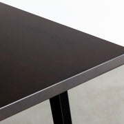 KANADEMONOのワイヤーバスケット付きのラバーウッド材ブラックブラウンカラー天板にマットブラックのスリムライン鉄脚を組み合わせたテーブル（天板）