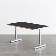 KanademonoのリノリウムNero天板にIラインのステンレス脚を組み合わせたテーブル