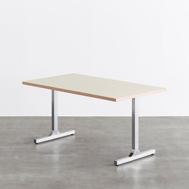KanademonoのリノリウムMushroom天板にI型のステンレス脚を組み合わせたテーブル