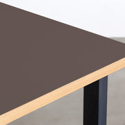 KanademonoのリノリウムMauve天板にマットクリア塗装仕上げのスクエア鉄脚を組み合わせたテーブル（角）