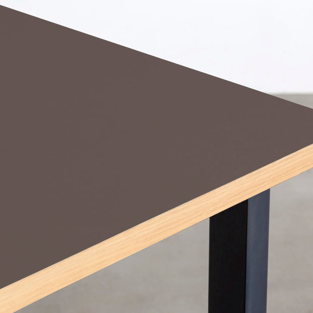 KanademonoのリノリウムMauve天板にマットクリア塗装仕上げのスクエア鉄脚を組み合わせたテーブル（角）