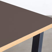 KanademonoのリノリウムMauve天板にマットクリア塗装仕上げのトラペゾイド鉄脚を組み合わせたテーブル（角）