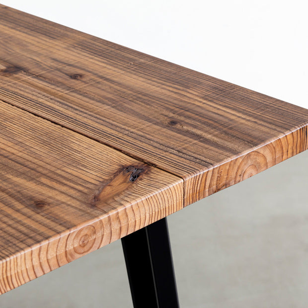 かなでものの無垢杉ヴィンテージの天板にブラックのスリムライン鉄脚を組み合わせたテーブル（天板）