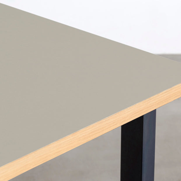 KanademonoのリノリウムPebble天板にマットクリア塗装仕上げのスクエア鉄脚を組み合わせたテーブル（角）