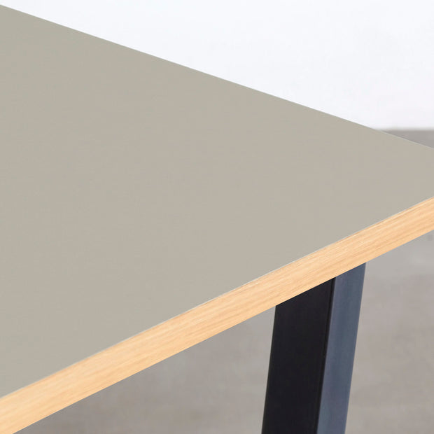 KanademonoのリノリウムPebble天板にマットクリア塗装仕上げのトラペゾイド鉄脚を組み合わせたテーブル（角）