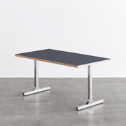 KanademonoのリノリウムSomokeyblue天板にIラインのステンレス脚を組み合わせたテーブル