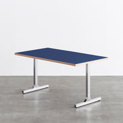 KanademonoのリノリウムMidnightBlue天板にIラインのステンレス脚を組み合わせたテーブル