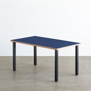 かなでもののリノリウムMidnight_blue天板にブラックの角柱鉄脚を合わせたテーブル