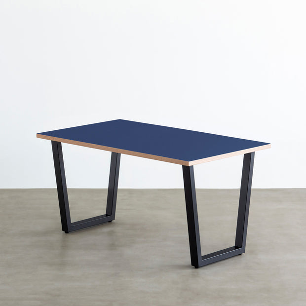 かなでもののリノリウムMidnight_blue天板にブラックのトラぺゾイド鉄脚を合わせたテーブル