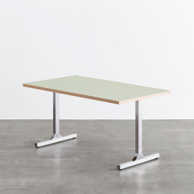 KanademonoのリノリウムPistachio天板にIラインのステンレス脚を組み合わせたテーブル