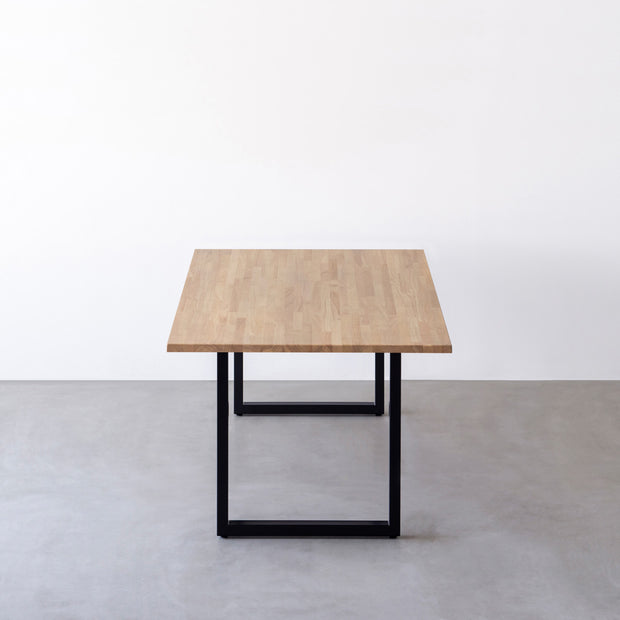 Kanademonoのラバーウッド アッシュグレー天板とブラック脚を組み合わせたシンプルモダンな大型テーブル（側面）