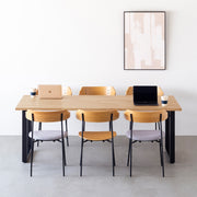 Kanademonoのラバーウッド アッシュグレー天板とブラック脚を組み合わせたシンプルモダンな大型テーブル（使用例）