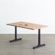Kanademonoのラバーウッドアッシュ天板とブラックのIライン鉄脚で製作した、猫穴付きのテーブル