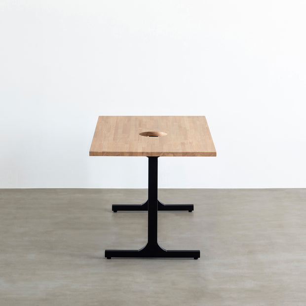 Kanademonoのラバーウッドアッシュ天板とブラックのIライン鉄脚で製作した、猫穴付きのテーブル（側面）