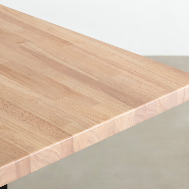 Kanademonoのラバーウッドアッシュ天板とブラックのIライン鉄脚で製作した、猫穴付きのテーブル（角）