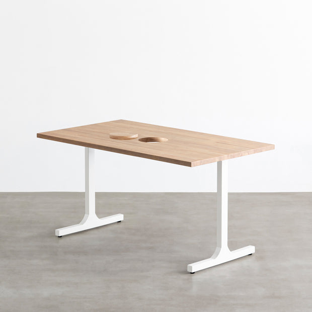Kanademonoのラバーウッドアッシュグレー天板とホワイトのIライン鉄脚で製作した、猫穴付きのテーブル