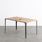 Kanademonoのラバーウッドアッシュ天板とブラックのソリッドピン鉄脚で製作した、猫穴付きのテーブル