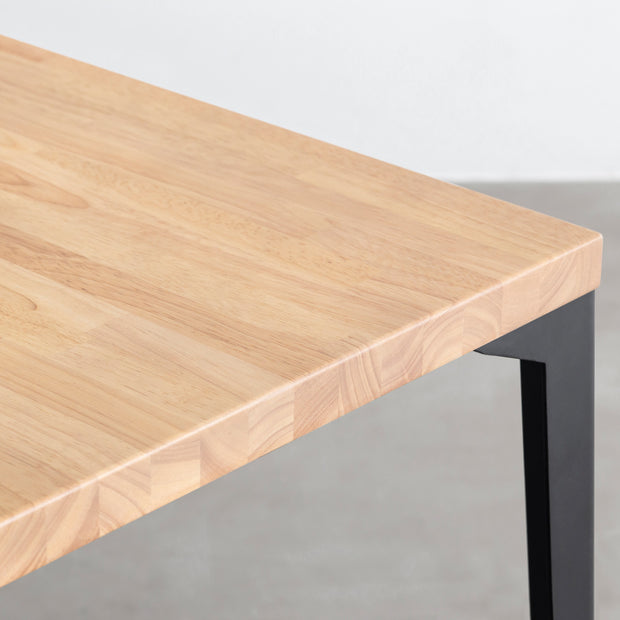 Kanademonoのラバーウッドアッシュ天板とブラックのソリッドピン鉄脚で製作した、猫穴付きのテーブル（角）