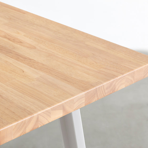 Kanademonoのラバーウッドアッシュグレー天板とホワイトのスリムライン鉄脚で製作した、猫穴付きのテーブル（角）