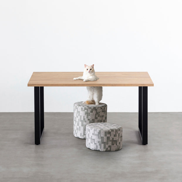 Kanademonoのラバーウッドアッシュ天板とブラックのスクエア鉄脚で製作した、猫穴付きのテーブル（ネコ入り）