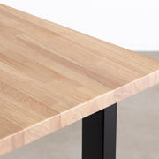 Kanademonoのラバーウッドアッシュ天板とブラックのスクエア配線孔付き鉄脚で製作した、猫穴付きのテーブル（角）