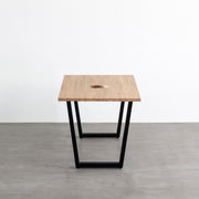 Kanademonoのラバーウッドアッシュ天板とブラックのトラペゾイド鉄脚で製作した、猫穴付きのテーブル（側面）