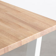 Kanademonoのラバーウッドアッシュグレー天板とホワイトのトラペゾイド鉄脚で製作した、猫穴付きのテーブル（角）
