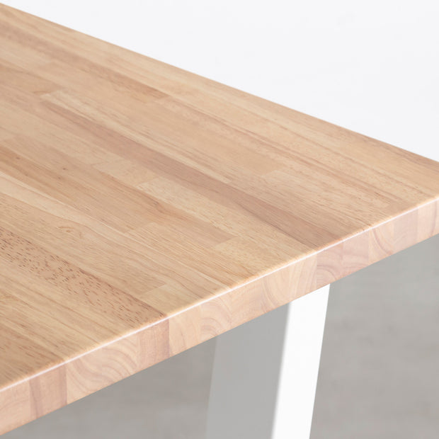 Kanademonoのラバーウッドアッシュグレー天板とホワイトのトラペゾイド鉄脚で製作した、猫穴付きのテーブル（角）