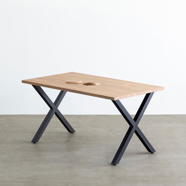 Kanademonoのラバーウッドアッシュ天板とブラックのXライン鉄脚で製作した、猫穴付きのテーブル