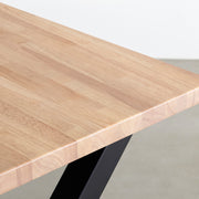 Kanademonoのラバーウッドアッシュ天板とブラックのXライン鉄脚で製作した、猫穴付きのテーブル（角）