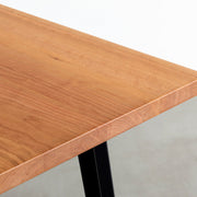 KANADEMONOの無垢材ブラックチェリー天板にブラックのスリムライン鉄脚を組み合わせたテーブル（天板）