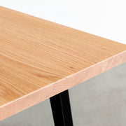 かなでものの無垢材レッドオーク天板にブラックのスリムライン鉄脚を組み合わせたテーブル（天板）