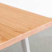 かなでものの無垢材レッドオーク天板にホワイトのスリムライン鉄脚を組み合わせたテーブル（天板）