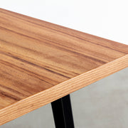 かなでもののアンバー突板天板とブラックのスリムライン鉄脚を組み合わせたテーブル（天板）
