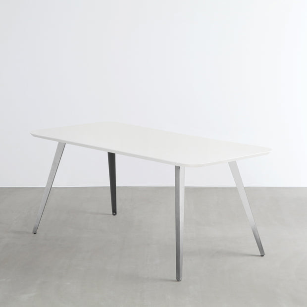 KanademonoのFENIX 天板ホワイトにステンレスフラットピン脚を組み合わせた、優れた性能と美しさを併せもつ新しいテーブル