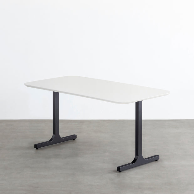 KanademonoのFENIX 天板ホワイトにマットブラックのIライン鉄脚を組み合わせた、優れた性能と美しさを併せもつ新しいテーブル