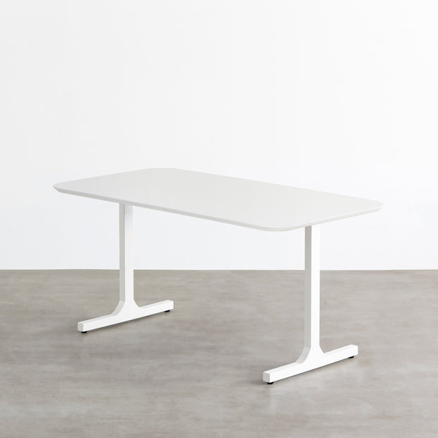 KanademonoのFENIX 天板ホワイトにマットホワイトのIライン鉄脚を組み合わせた、優れた性能と美しさを併せもつ新しいテーブル