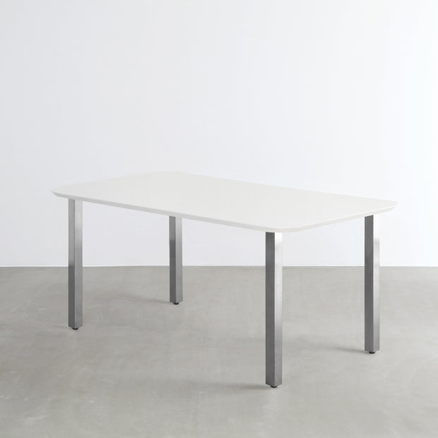 KanademonoのFENIX 天板ホワイトにステンレススクエアバー脚を組み合わせた、優れた性能と美しさを併せもつ新しいテーブル