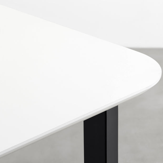 KanademonoのFENIX 天板ホワイトにマットブラックのスクエア鉄脚を組み合わせた、優れた性能と美しさを併せもつ新しいテーブル（天板）