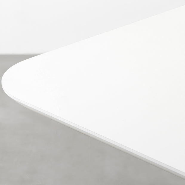 KANADEMONOのFENIX ホワイトの天板を使用したテーブル（天板角）