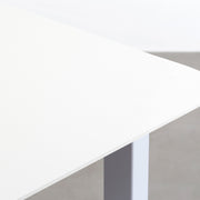 KanademonoのFENIXホワイト天板にCloudカラーのスクエア鉄脚を組み合わせたテーブル（天板）