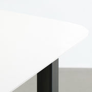 KanademonoのFENIXホワイト天板にマットクリア塗装仕上げのスクエア鉄脚を組み合わせた、優れた性能と美しさを併せもつ新しいテーブル（天板）